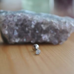 Opal Monroe / Tragus / Ear Stud 16G